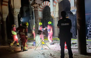 Bomberos tras extinguir las llamas del incendio al interior de la Mezquita-Catedral de Córdoba. Crédito: Diócesis de Córdoba.