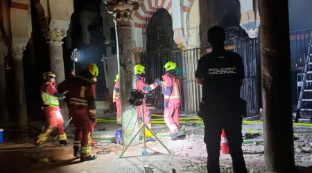Bomberos tras extinguir las llamas del incendio al interior de la Mezquita-Catedral de Córdoba.