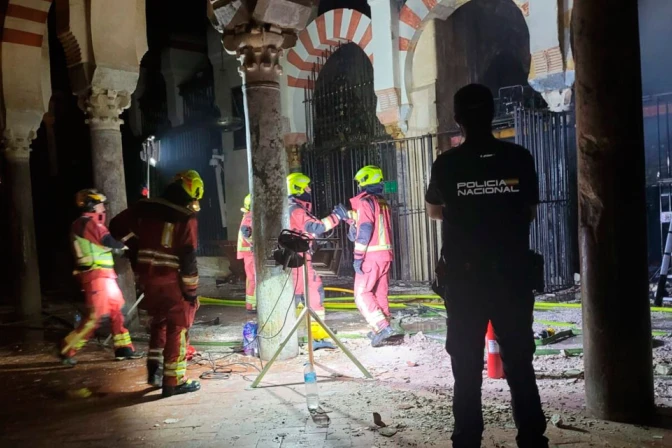 Bomberos tras extinguir las llamas del incendio al interior de la Mezquita-Catedral de Córdoba.