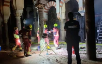 Bomberos tras extinguir las llamas del incendio al interior de la Mezquita-Catedral de Córdoba.