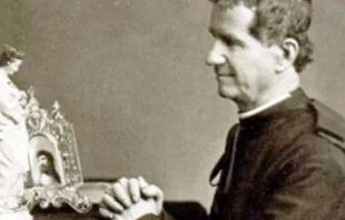 Don Bosco ante la imagen de María Auxiliadora. Crédito: Infoans.org