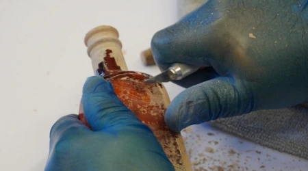 La botella con el documento sobre un sacerdote asesinado en 1936 en España