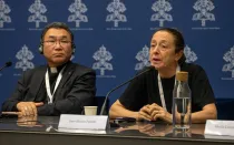 La Hermana Houda Fadoul y el Arzobispo de Tokio, Mons. Tarcisio Isao Kikuchi, durante la rueda de prensa de este 20 de octubre.
