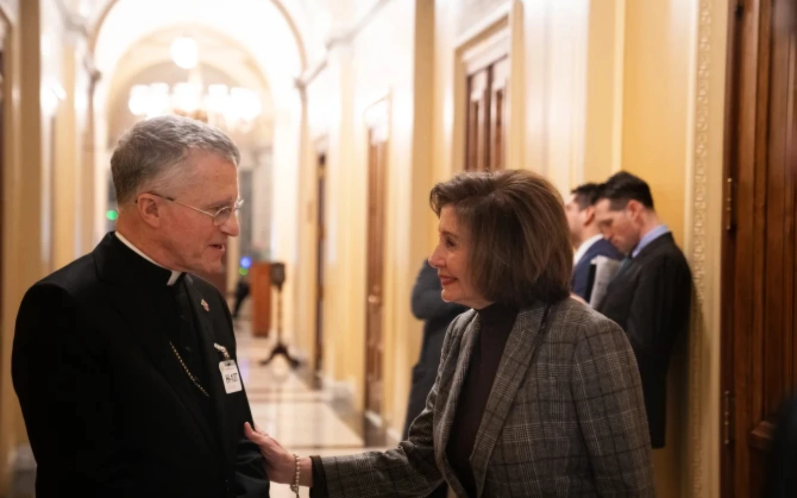 El Arzobispo Timothy Broglio conversa con la representante Nancy Pelosi después de una Misa celebrada en el Capitolio de los Estados Unidos en la festividad de Nuestra Señora de Guadalupe, el 12 de diciembre de 2024.?w=200&h=150