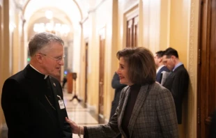 El Arzobispo Timothy Broglio conversa con la representante Nancy Pelosi después de una Misa celebrada en el Capitolio de los Estados Unidos en la festividad de Nuestra Señora de Guadalupe, el 12 de diciembre de 2024. Crédito: Migi Fabara - EWTN News