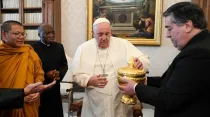 El Papa Francisco recibe regalo de budistas de Camboya. Crédito: Vatican Media