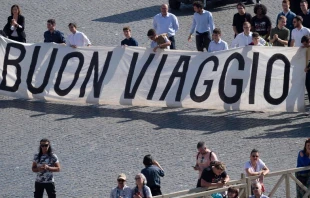 Fieles en la Plaza de San Pedro desean buen viaje al Papa. Cru00e9dito: Vatican Media 