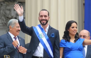 El partido Nuevas Ideas (NI), encabezado por Nayib Bukele, recién electo para un segundo mandato presidencial consecutivo, obtuvo 54 de 60 escaños en el nuevo Congreso. Crédito: Carlos Moronta/Presidencia República Dominicana. CC BY-NC-ND 2.0 DEED.