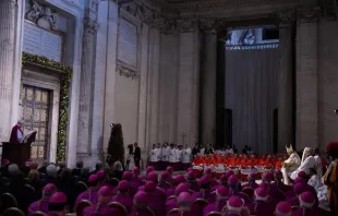 El Papa Francisco en el acto de convocatoria del Jubileo 2025 desde el atrio en la Puerta Santa Crédito: Daniel Ibáñez/ EWTN/ Vatican Pool