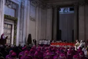 El Papa Francisco en el acto de convocatoria del Jubileo 2025 desde el atrio en la Puerta Santa