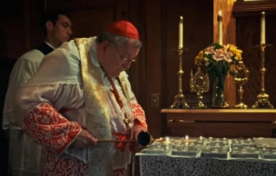 Cardenal Burke consagra varias piedras de altar. Crédito: Youtube Shrine of Our Lady of Guadalupe