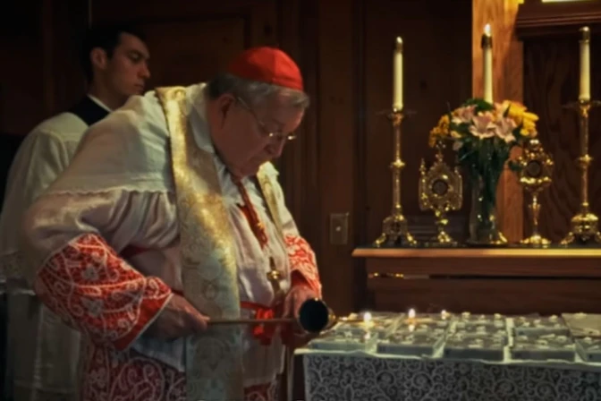 Cardenal Burke consagra varias piedras de altar.