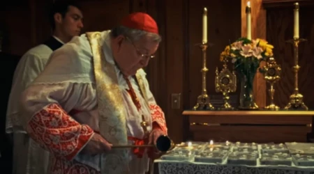 Cardenal Burke consagra varias piedras de altar.