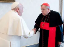 El Papa Francisco se reúne con el Cardenal Raymond Burke el 29 de diciembre de 2023 en el Vaticano.