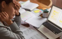 Imagen referencial de una persona cansada por el trabajo.