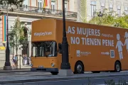 Retienen un autobús que denuncia la ideología de género y la Ley Trans en España