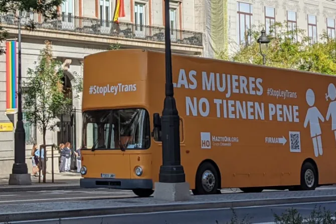 Retienen un autobús que denuncia la ideología de género y la Ley Trans en España