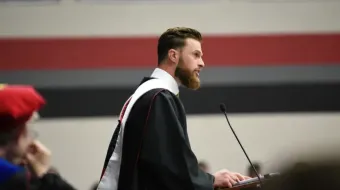 La estrella de la NFL, Harrison Butker, habla con los graduados universitarios en su discurso de graduación en Benedictine College el sábado 11 de mayo de 2024.