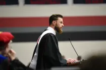 La estrella de la NFL, Harrison Butker, habla con los graduados universitarios en su discurso de graduación en Benedictine College el sábado 11 de mayo de 2024.