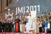 Benedicto XVI saluda a los presentes en un acto de la JMJ 2011 en Madrid. Crédito: Vatican Media