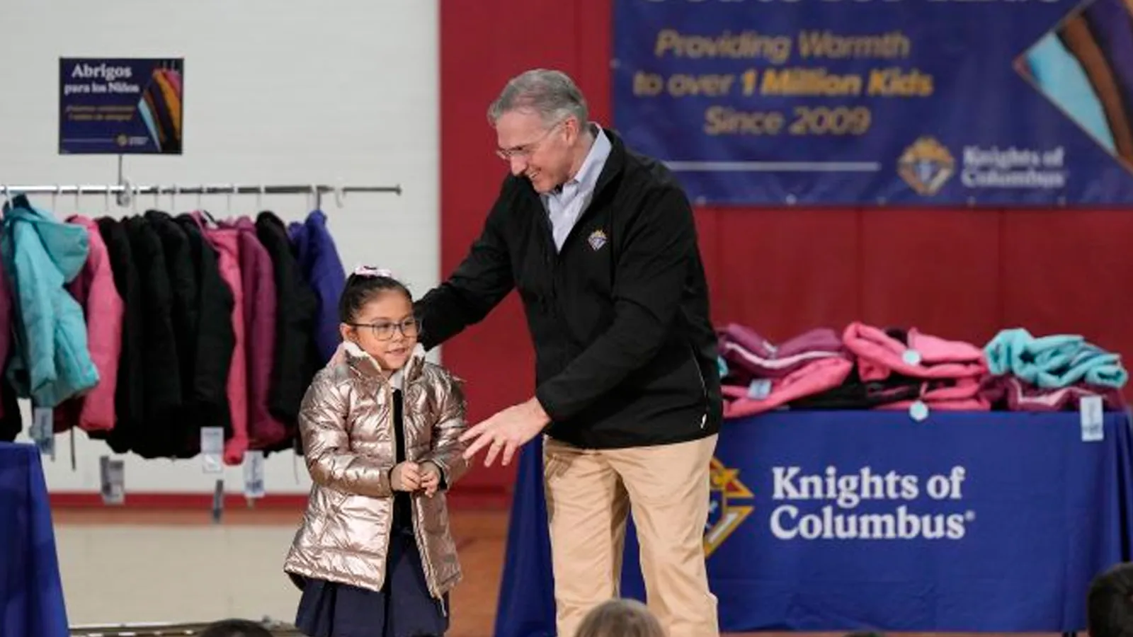 El Caballero Supremo Patrick Kelly entrega el abrigo un millón a una niña del Annunciation Catholic School en Denver, Colorado.?w=200&h=150