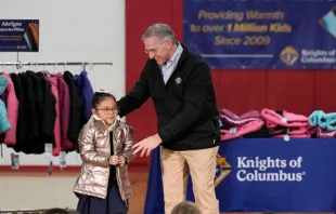 El Caballero Supremo Patrick Kelly entrega el abrigo un millón a una niña del Annunciation Catholic School en Denver, Colorado. Crédito: Caballeros de Colón