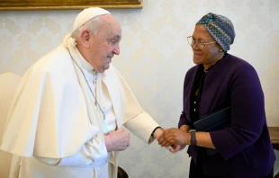 El Papa Francisco aparece con el brazo derecho sujetado por un cabestrillo en su encuentro con Nosipho Nausca-Jean Jezile Crédito: Vatican Media
