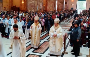 El Cardenal Cabrera y Mons. Marco Pérez en la Catedral de Cuenca el 12 de septiembre. Crédito: Radio Católica Cuenca.