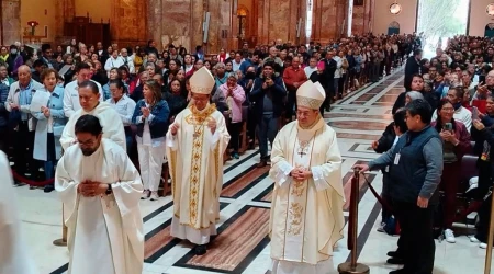 El Cardenal Cabrera y Mons. Marco Pérez en la Catedral de Cuenca el 12 de septiembre.