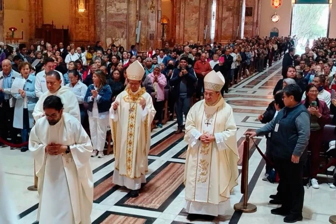 El Cardenal Cabrera y Mons. Marco Pérez en la Catedral de Cuenca el 12 de septiembre.