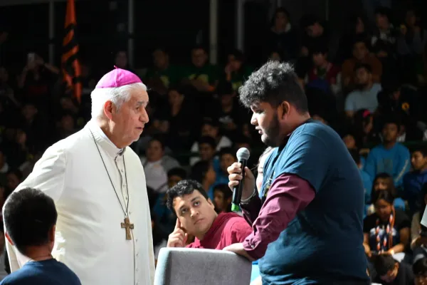 Encuentro de jóvenes con el arzobispo. Crédito: Arquidiócesis de Monterrey