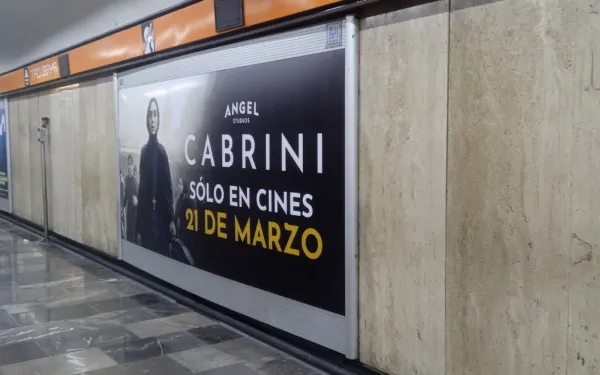 Cartel de "Cabrini" en una estación del Metro de Ciudad de México. Crédito: ISA Corporativo.