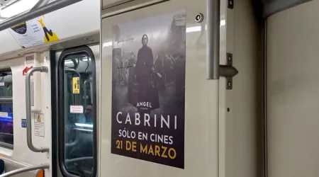 Cartel de "Cabrini" en el Metro de Ciudad de México