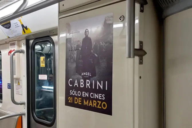 Cartel de "Cabrini" en el Metro de Ciudad de México