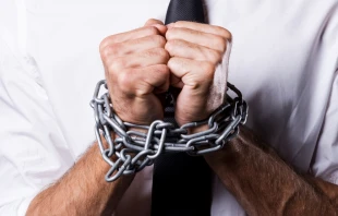 Imagen referencial de hombre encadenado Crédito: Cadena Fotos de Stock por Vecteezy