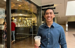 Tyler Duffy, director de evangelización de la parroquia católica Santo Tomás Moro en Centennial, Colorado, frente a More Coffee. Crédito: Francesca Fenton - EWTN News