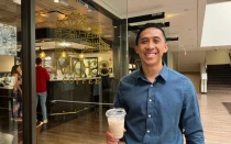 Tyler Duffy, director de evangelización de la parroquia católica Santo Tomás Moro en Centennial, Colorado, frente a More Coffee.