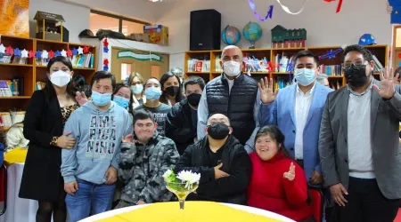 Iglesia lanza proyecto de cafetería atendida por personas con síndrome de Down en Chile