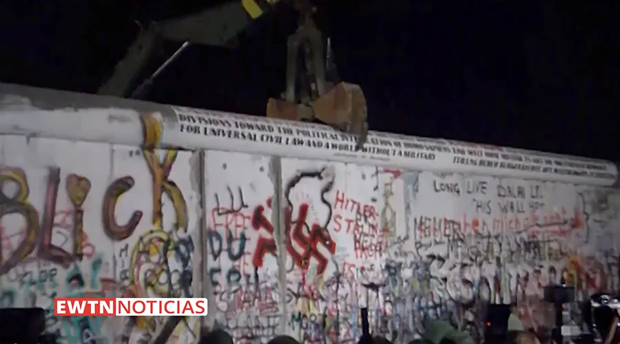 El muro de Berlín durante su derribo. Foto: EWTN