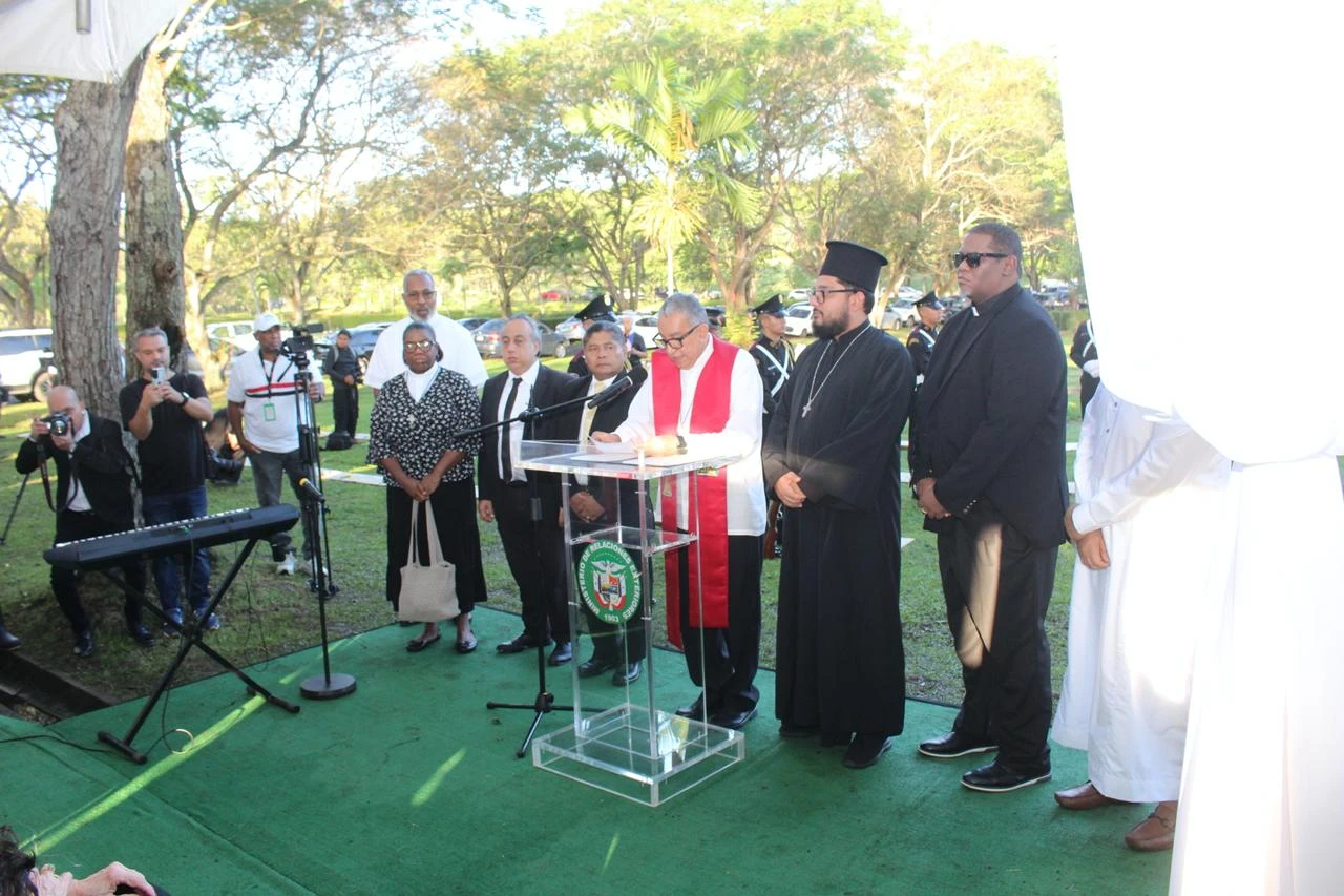 Mons.  Ulloa y representantes de otras religiones en el homenaje a los caídos de la invasión de EE.UU. a Panamá en 1989. Crédito: Oficina de Comunicación y Prensa de la Arquidiócesis de Panamá.