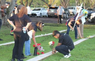 El homenaje, en el cementerio Jardín de Paz, a los caídos en la invasión de EE.UU. a Panamá en 1989. Crédito: Oficina de Comunicación y Prensa de la Arquidiócesis de Panamá.