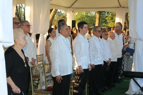 Mons. Ulloa y otras autoridades en el homenaje a los caídos de 1989. Crédito: Oficina de Comunicación y Prensa de la Arquidiócesis de Panamá.