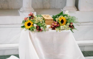 Caja con los restos de un bebé fallecido preparado antes de un funeral. Crédito: En Vela.