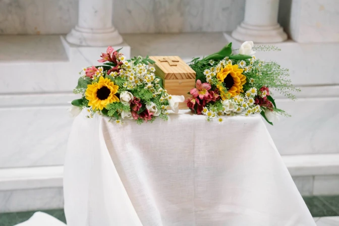 Caja con los restos de un bebé fallecido preparado antes de un funeral.