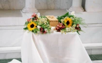 Caja con los restos de un bebé fallecido preparado antes de un funeral.