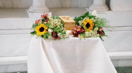 Caja con los restos de un bebé fallecido preparado antes de un funeral.