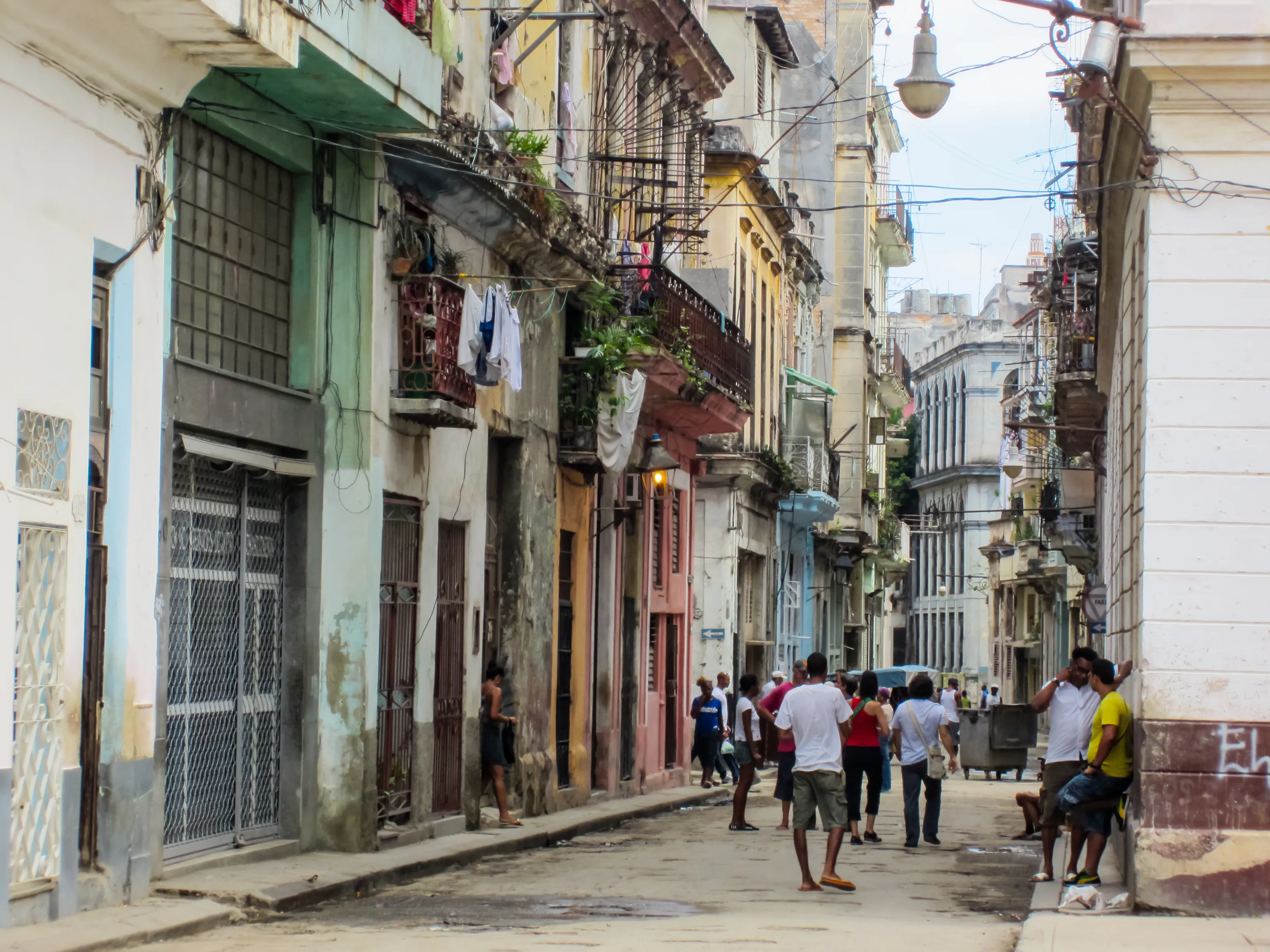 Ciudadanos en las calles de La Habana, Cuba.?w=200&h=150