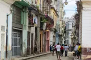 Ciudadanos en las calles de La Habana, Cuba.