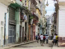 Ciudadanos en las calles de La Habana, Cuba.