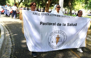 Sor Trinidad Ayala, coordinadora general de la Pastoral de la Salud, encabeza la caminata 1k por la salud mental en República Dominicana. Crédito: Pastoral de la Salud de la Arquidiócesis de Santo Domingo